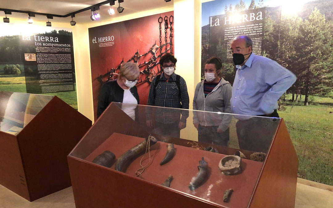 El presidente de la Diputación, Manuel Rando, en el Museo de Guadalaviar. / DPT