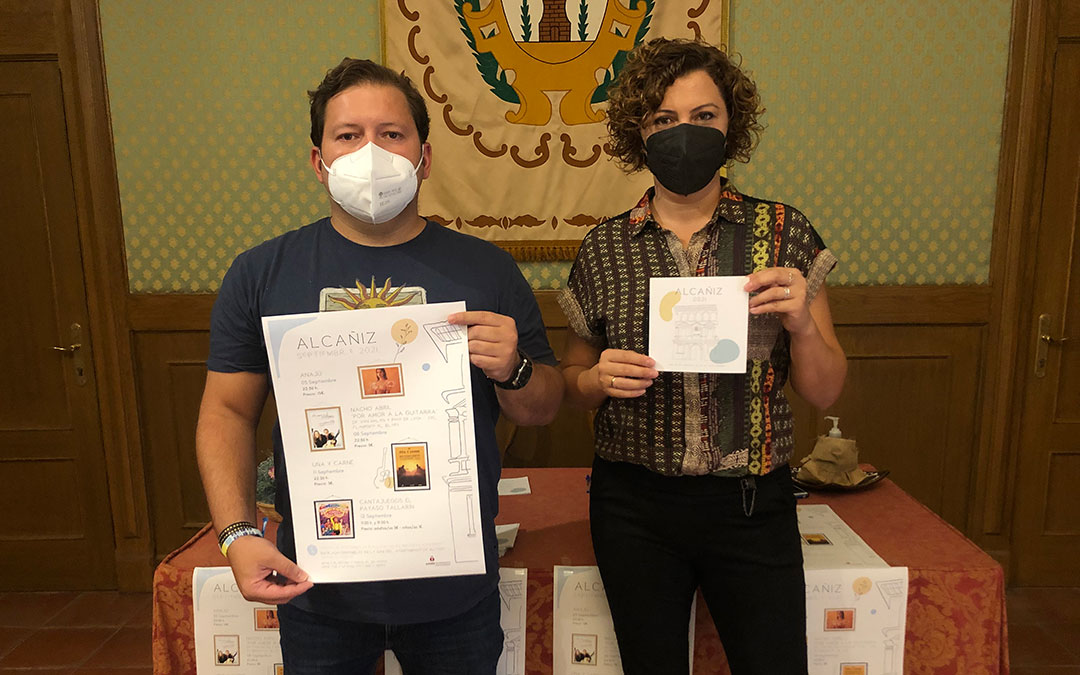 La concejal de Fiestas, Irene Quintana, junto al técnico del área, Tito Lizana, este lunes en la presentación de los actos / L. Castel