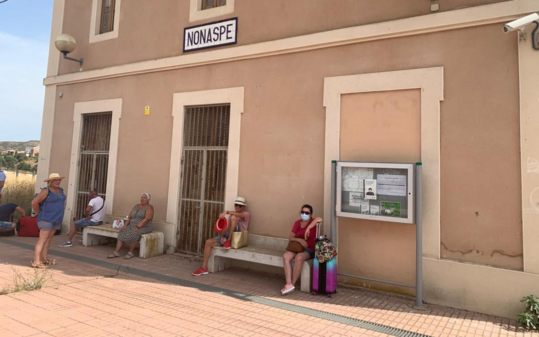 Viajeros esperan a ser atendidos en la estación de Nonaspe