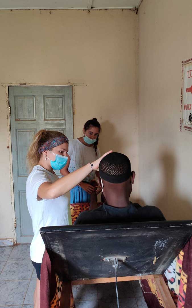 Paula Poblador, realizando sus prácticas de fisioterapia / P. Poblador