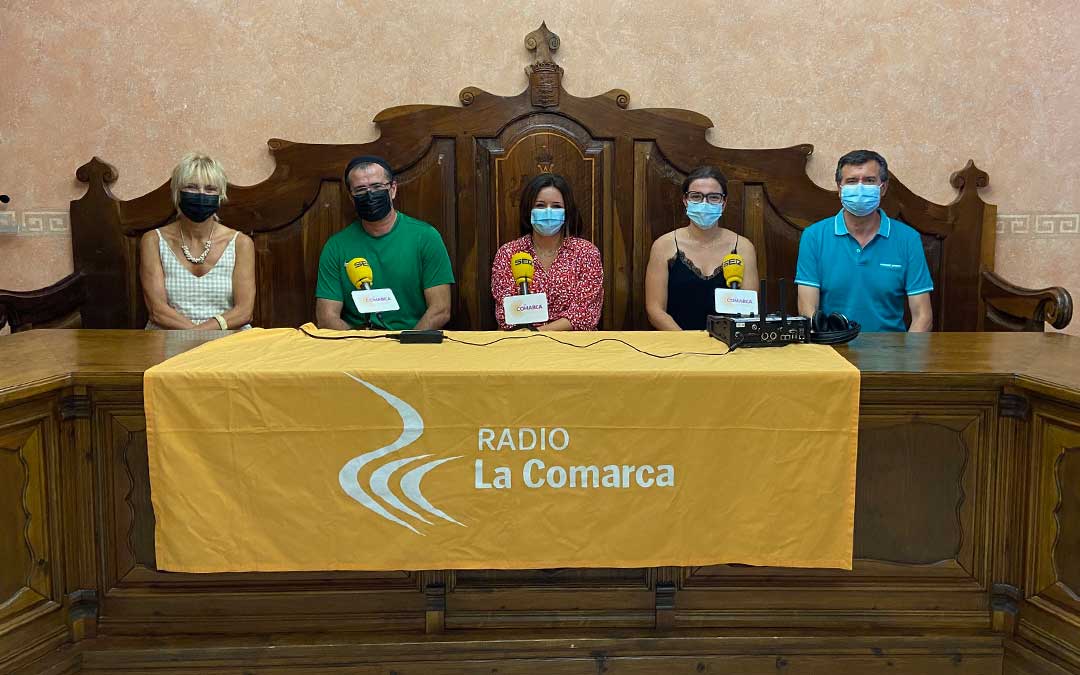 Invitados al programa especial emitido desde el Ayuntamiento de Ariño./ L.C.