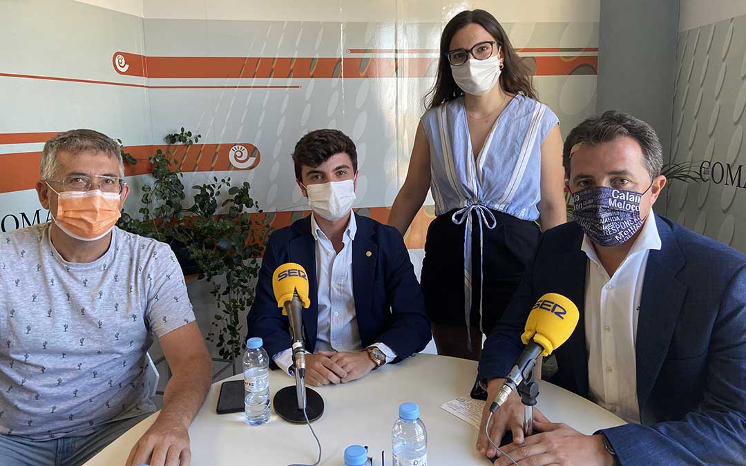 Invitados a La Ventana Bajo Aragón en el estudio de Radio La Comarca./ L.C.