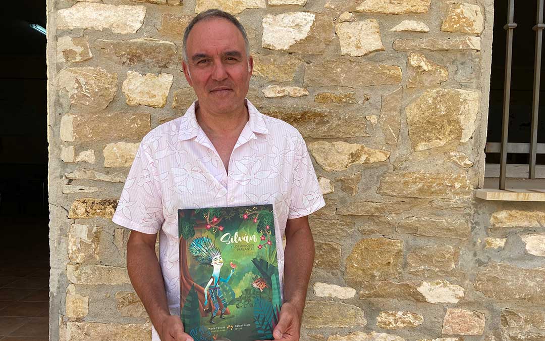 Rafa Yuste, escritor y director editorial de Prames, posa con 'Silván y los árboles parlantes'./ Alicia Martín
