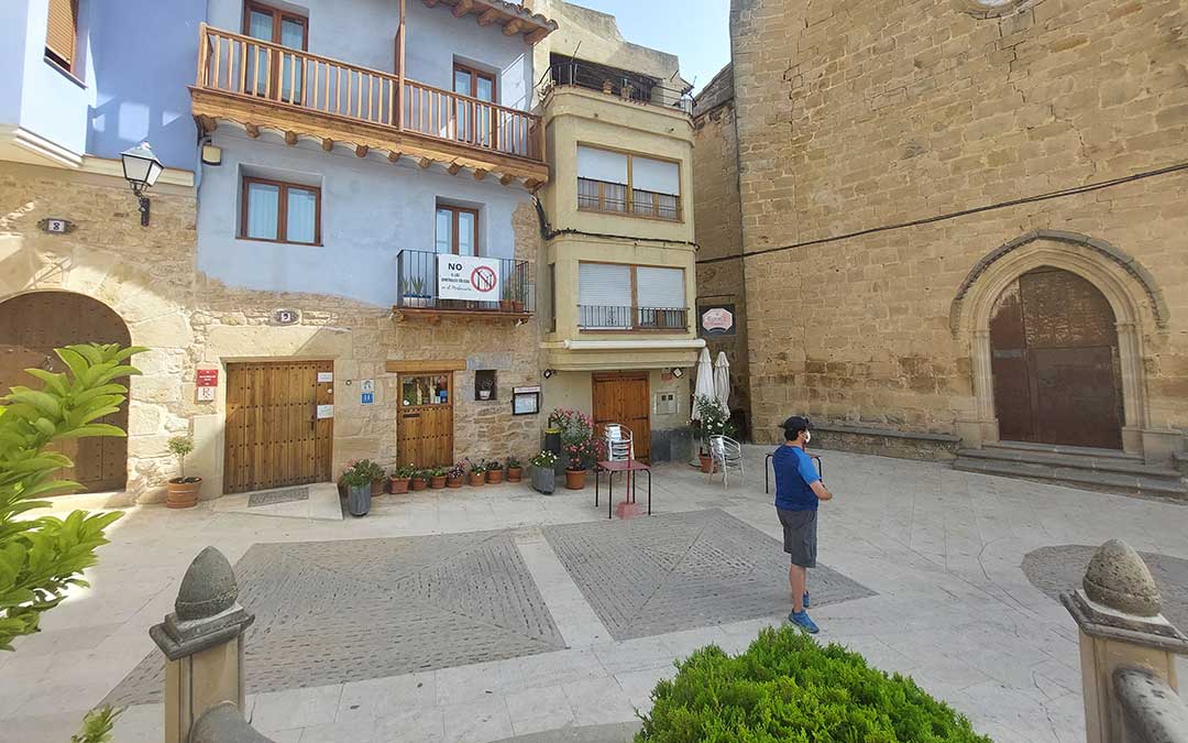 La Plaza Mayor de Ráfales con el bar cerrado y un solitario turista en pleno puente de agosto. J.L.