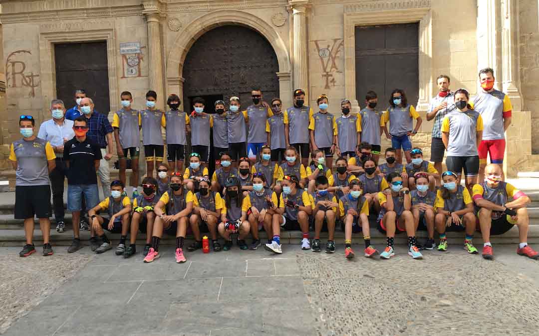 Los jóvenes deportistas han sido recibidos por representantes consistoriales y deportivos./ Aarón Ferrando