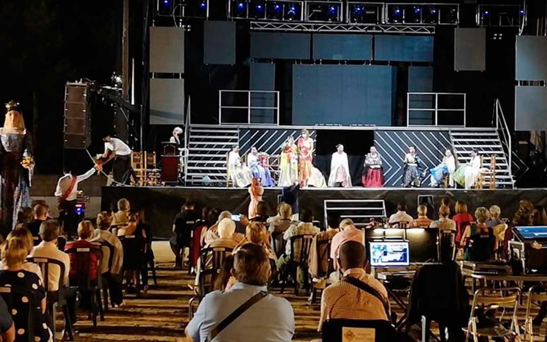 Reinas y damas en el escenario habilitado en el campo de fútbol de Calaceite./ L.C.