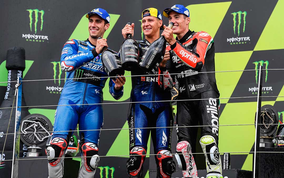 Alex Rins, Fabio Quartararo y Aleix Espargaró en el podio este domingo./ Prensa Estrella Galicia 0,0