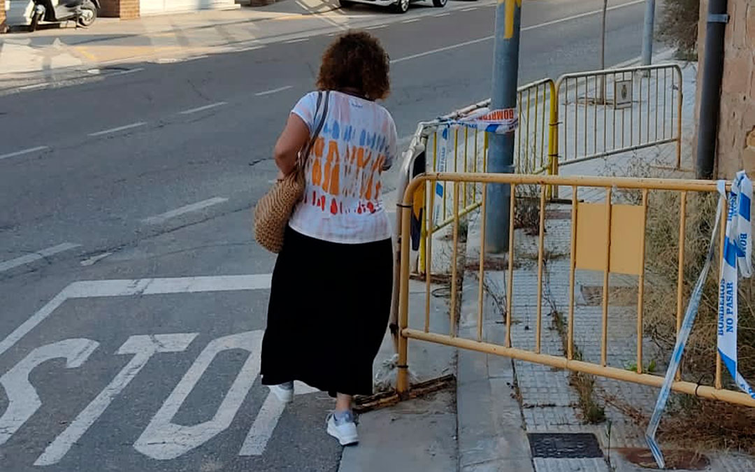 El talud de acceso al barrio de San Pascual está vallado debido a la caída de cascotes, lo que provoca que los viandantes deban caminar por la calzada / La Comarca