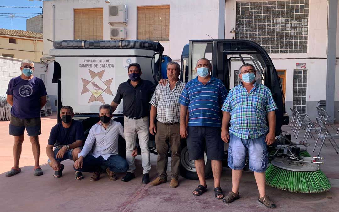 El alcalde -centro de pie- y trabajadores y miembros de la corporación municipal, con la nueva barredora para Samper. / Ayto. Samper
