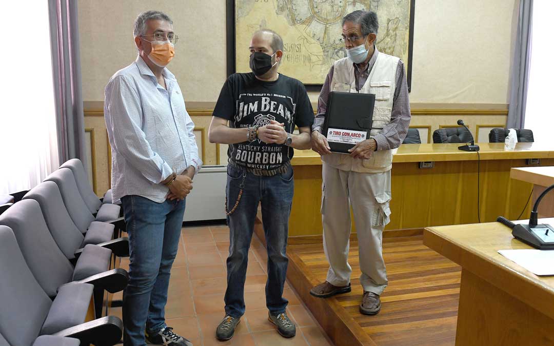 Concejal de deportes, Kiko Lahoz y responsables del club. Foto. J.P.