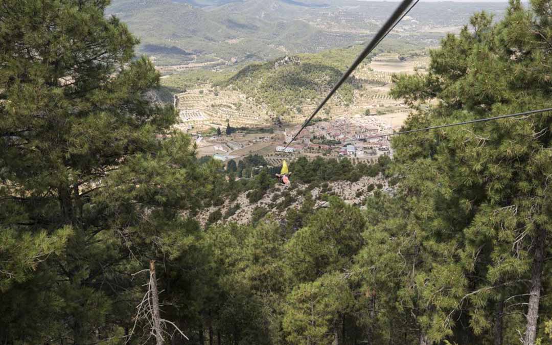 La tirolina de Fuentespalda -en la foto-, la más grande de Europa, salva un desnivel de 200 metros./Laura Uranga (Heraldo)
