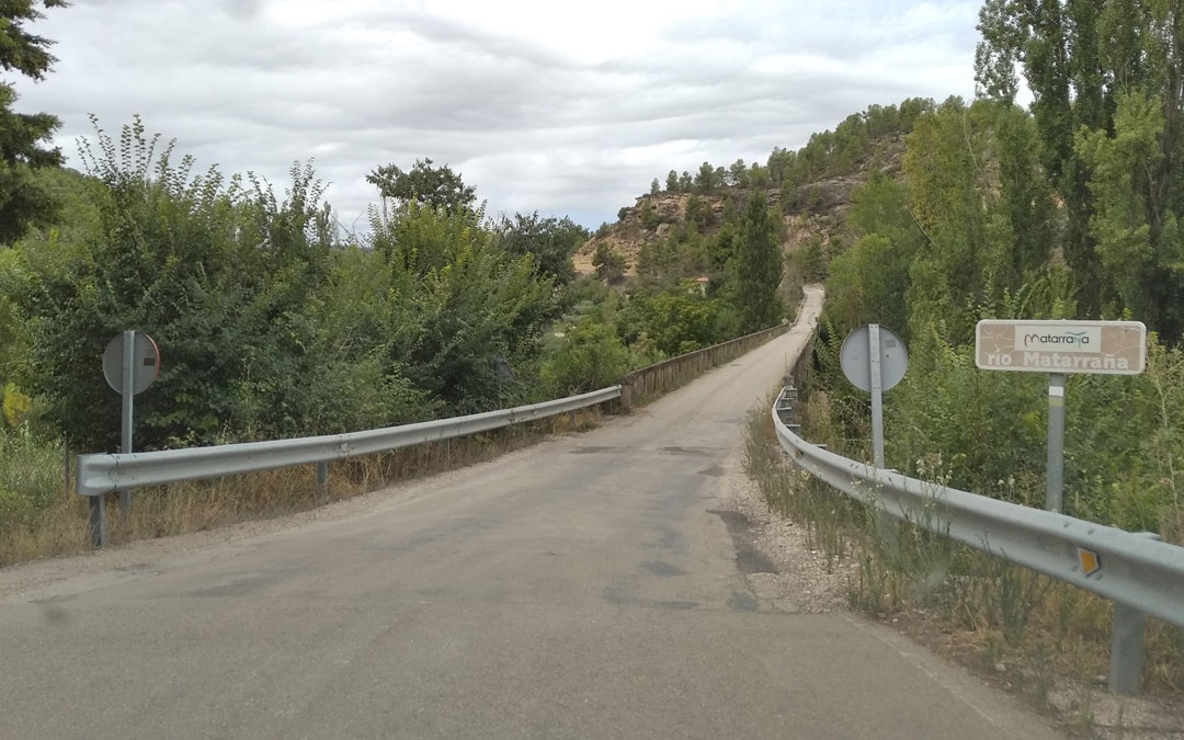 El puente sobre el río de una única dirección. / B. Severino