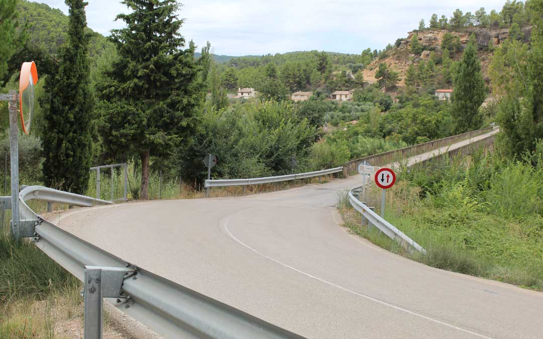 Puente de una única dirección a la entrada a Torre del Compte en la TE-V-3001. / B. Severino
