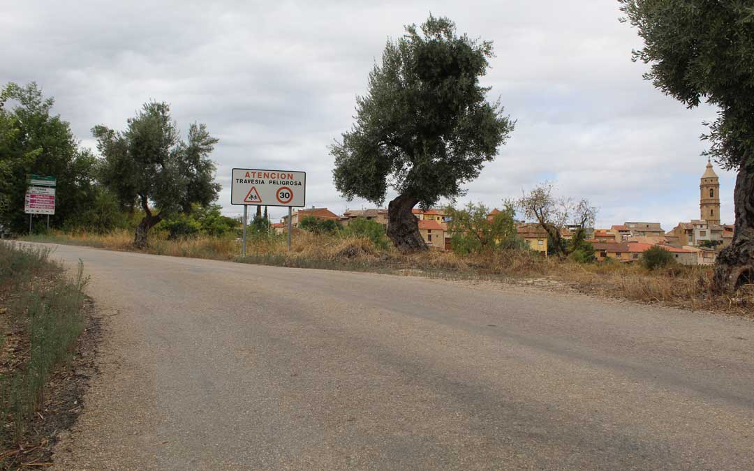 Entrada a Torre del Compte por la carretera TE-V-3001 desde el enlace a la N-420 dirección Calaceite. / B. Severino