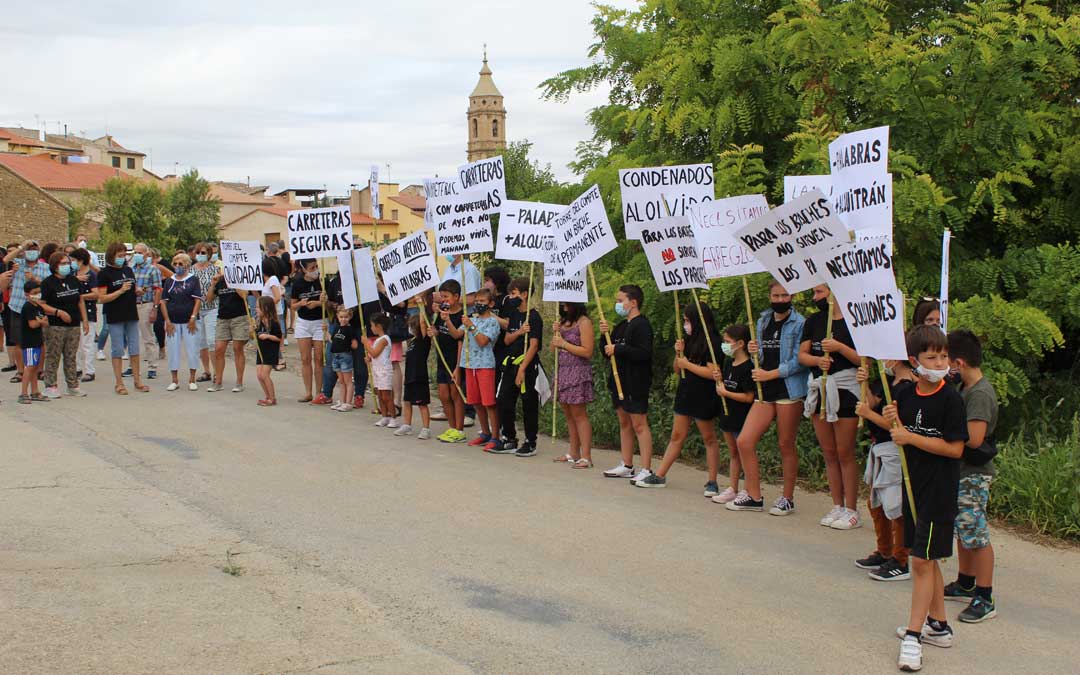Manifestación en Torre del Compte por el arreglo de la carretera TE-V-3001. / B. Severino