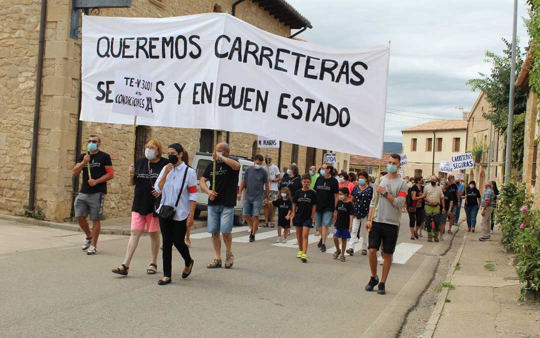 Manifestación en Torre del Compte por el arreglo de la carretera TE-V-3001. / B. Severino