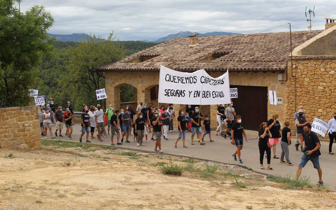 Manifestación en Torre del Compte por el arreglo de la carretera TE-V-3001. / B. Severino