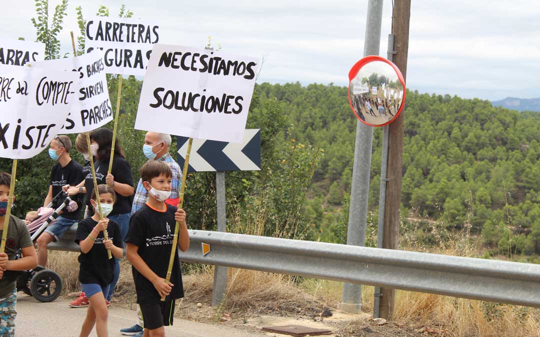 Manifestación en Torre del Compte por el arreglo de la carretera TE-V-3001. / B. Severino