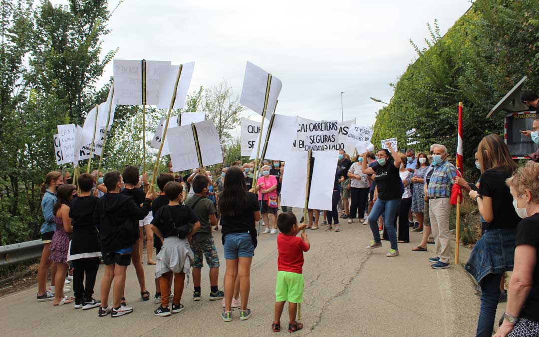 Manifestación en Torre del Compte por el arreglo de la carretera TE-V-3001. / B. Severino