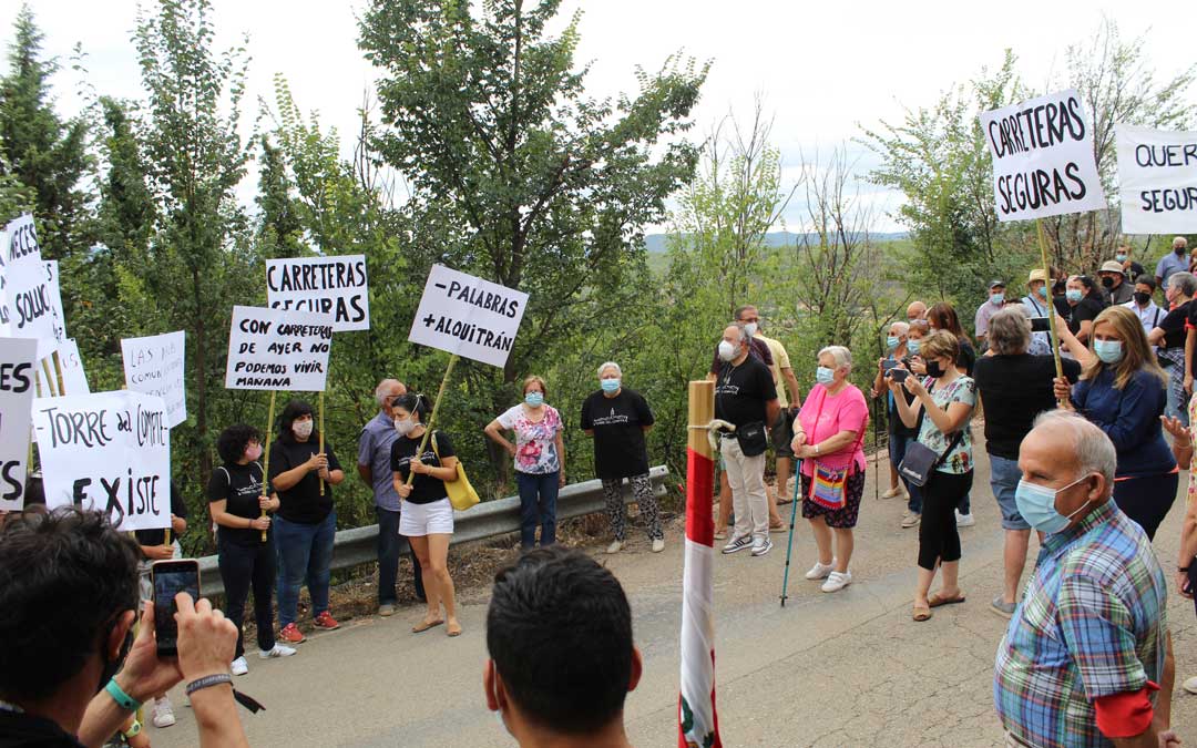 Manifestación en Torre del Compte por el arreglo de la carretera TE-V-3001. / B. Severino