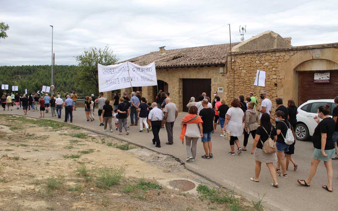 Manifestación en Torre del Compte por el arreglo de la carretera TE-V-3001. / B. Severino