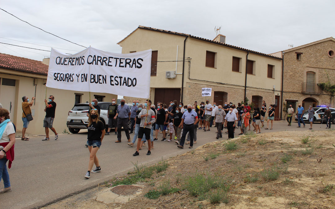 Manifestación en Torre del Compte por el arreglo de la carretera TE-V-3001. / B. Severino
