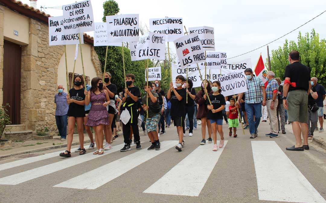 Manifestación en Torre del Compte por el arreglo de la carretera TE-V-3001. / B. Severino