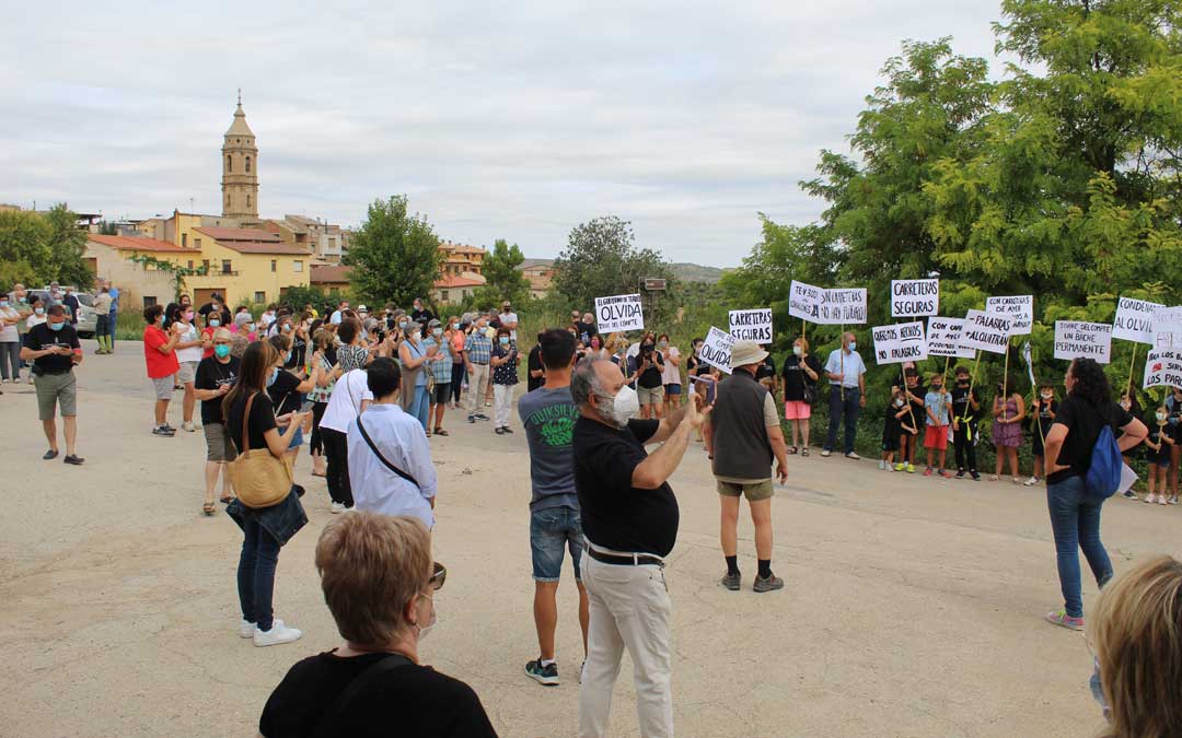 Manifestación en Torre del Compte por el arreglo de la carretera TE-V-3001. / B. Severino