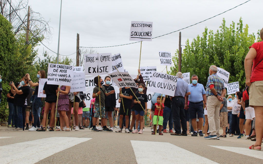 Manifestación en Torre del Compte por el arreglo de la carretera TE-V-3001. / B. Severino