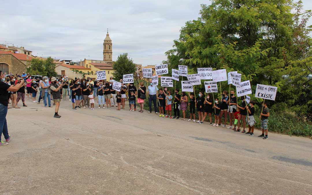 Manifestación en Torre del Compte por el arreglo de la carretera TE-V-3001. / B. Severino