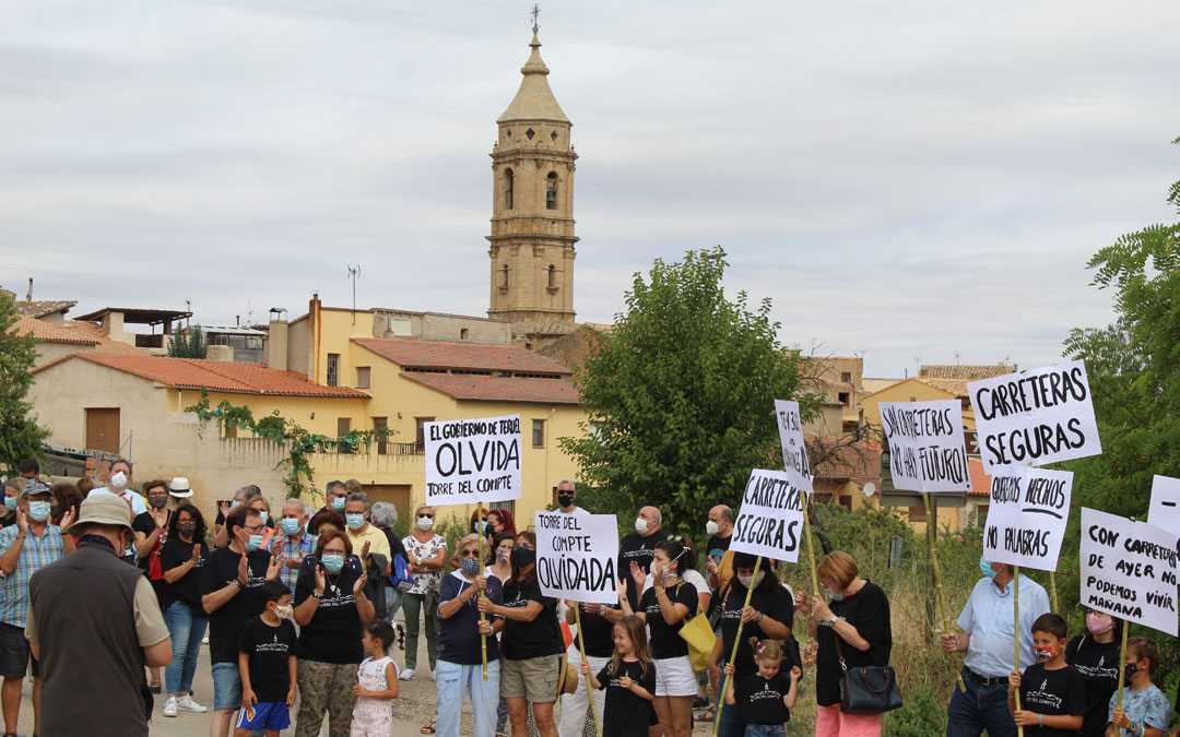Manifestación en Torre del Compte por el arreglo de la carretera TE-V-3001. / B. Severino
