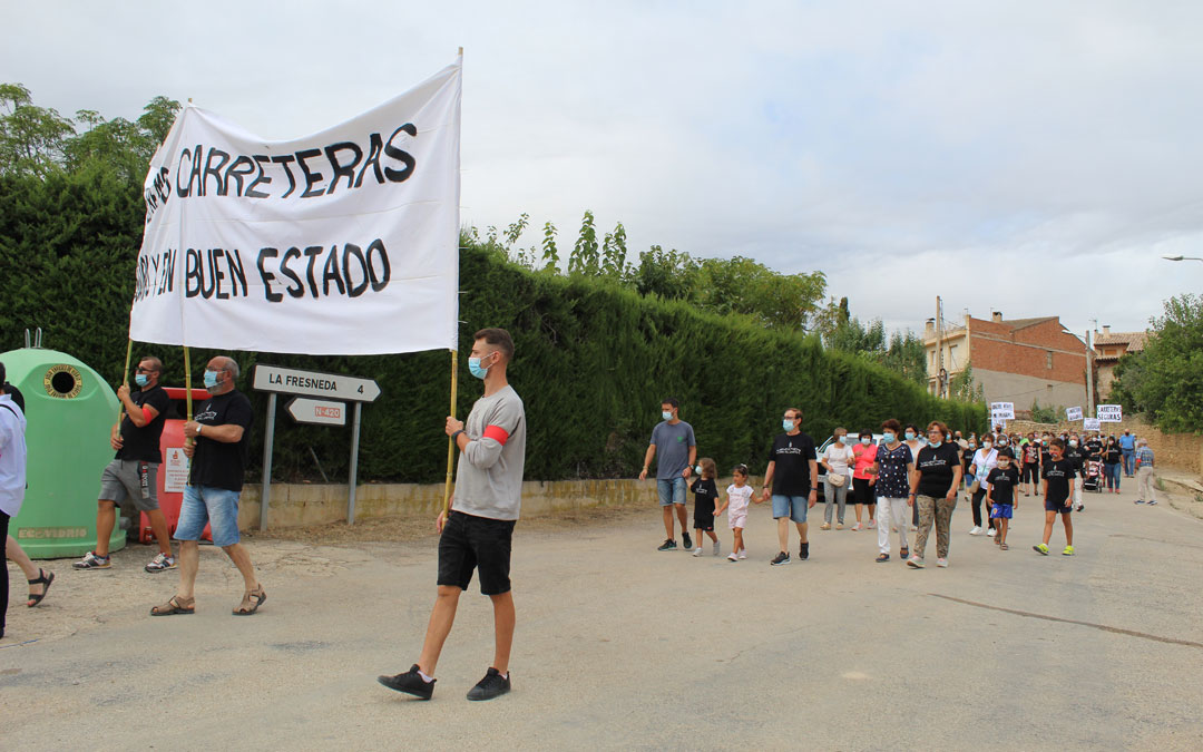 Manifestación en Torre del Compte por el arreglo de la carretera TE-V-3001. / B. Severino