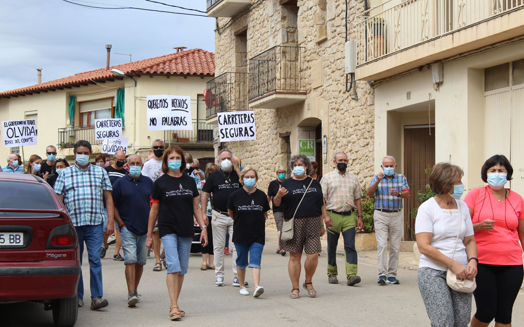 Manifestación en Torre del Compte por el arreglo de la carretera TE-V-3001. / B. Severino