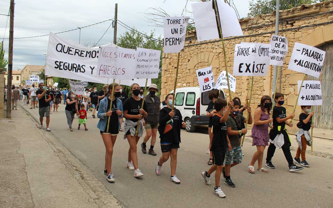 Manifestación en Torre del Compte por el arreglo de la carretera TE-V-3001. / B. Severino