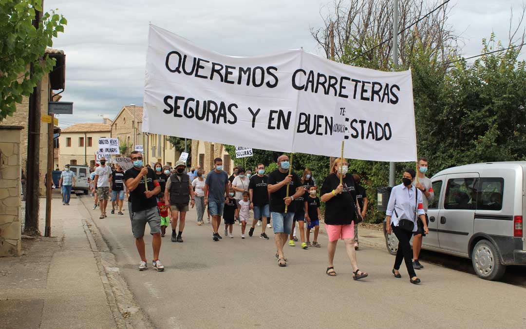 Manifestación en Torre del Compte por el arreglo de la carretera TE-V-3001. / B. Severino
