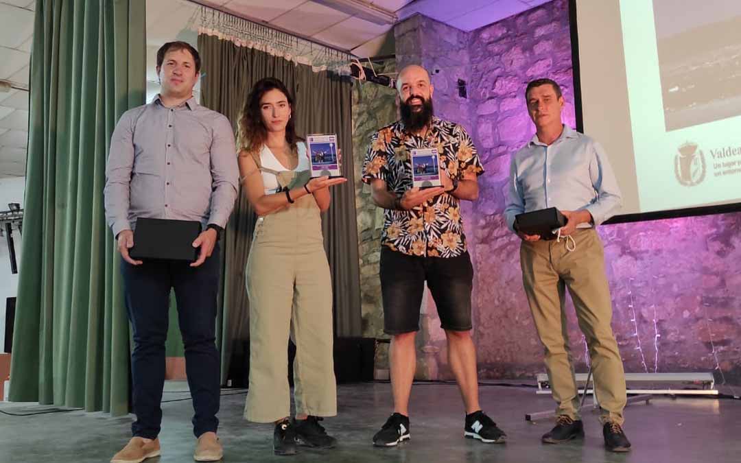 El primer edil, Ángel Antolín y el presidente de la comarca del Bajo Aragón, Luis Peralta, junto a dos de los premiados. S.S.