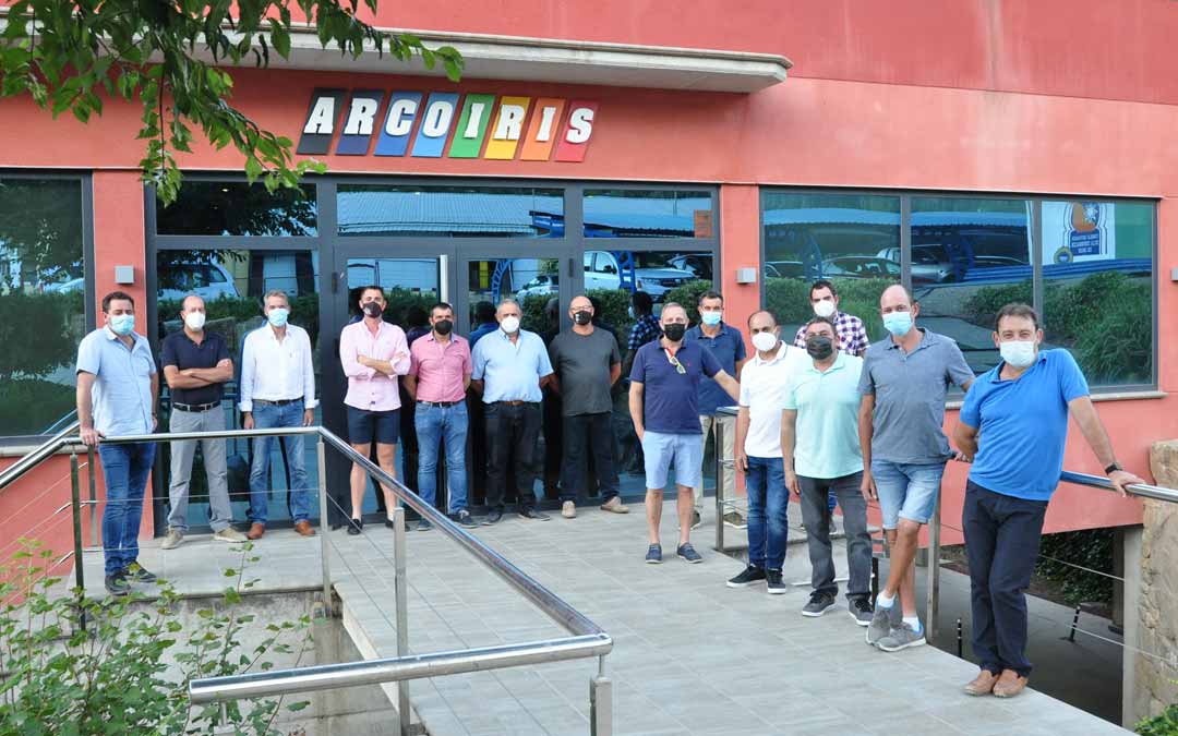 Foto de familia de los integrantes de la junta de GUCO que han constituido la nueva Fundación Grupo Arcoiris. J.L.