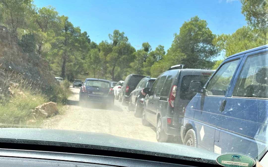Vehículos aparcados en el camino de acceso al pantano de Pena. Foto. N.E.