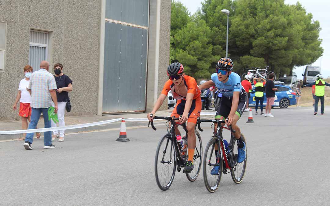 Uno de los ciclistas ayuda a otro rival para que cruce la línea de meta / Eduard Peralta