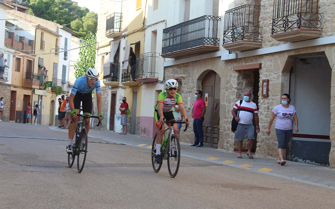 Dos corredores se disputan el sprint final por las calles de Chiprana / Eduard Peralta