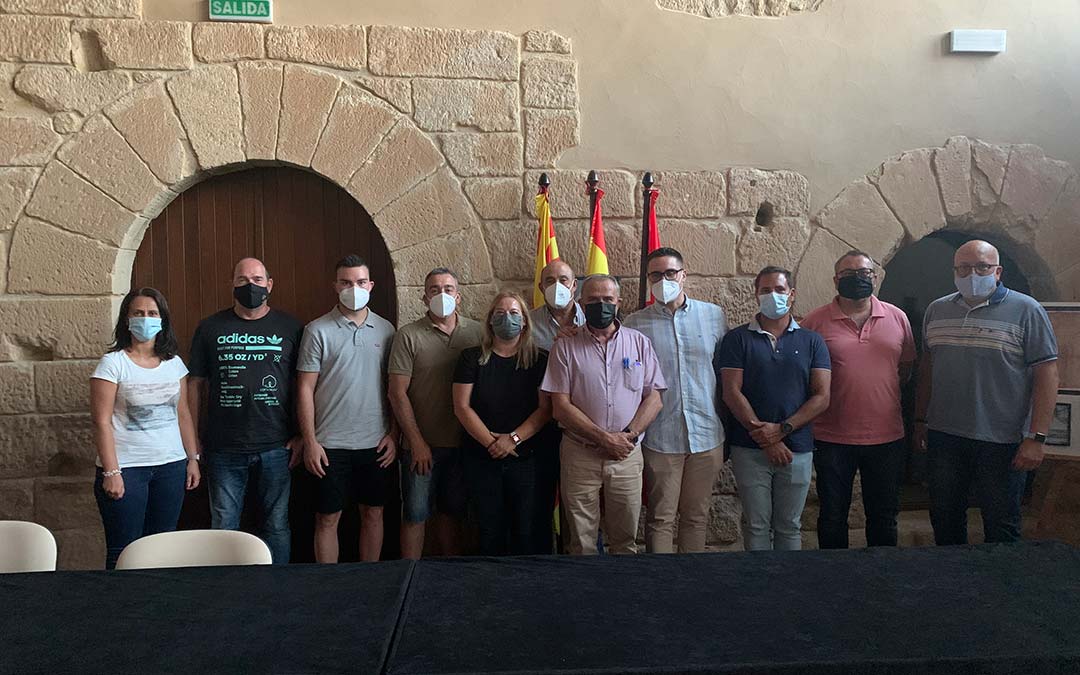 El equipo de gobierno comarcal posa junto a Joaquín Llop, en el centro de la imagen con camisa de manga corta, tras su renuncia al cargo / E.Peralta