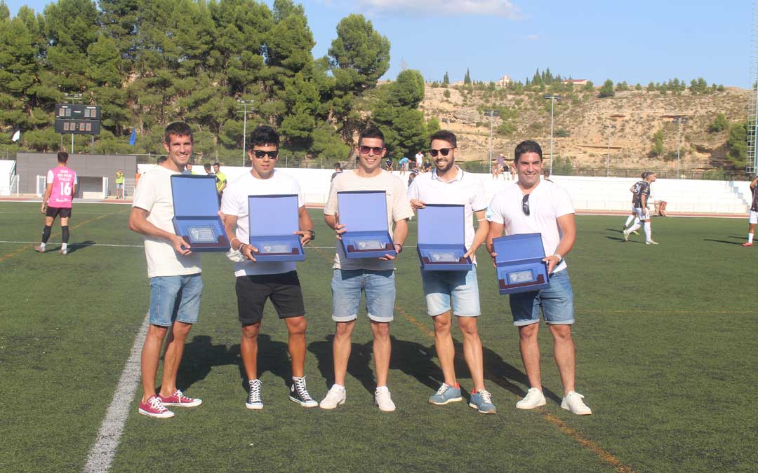 Los jugadores alcañizanos que colgaron las botas esta última temporada fueron homenajeados / Eduard Peralta