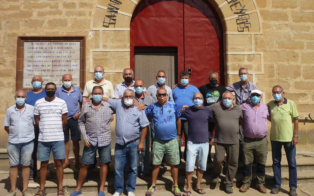 Los Quintos del 76 se reúnen todos los miércoles a las 8 de la mañana en el santuario para realizar labores de cuidado y mantenimiento. A las 10 de la mañana, se sientan frente al mantel para disfrutar de un almuerzo / Emma Falcón
