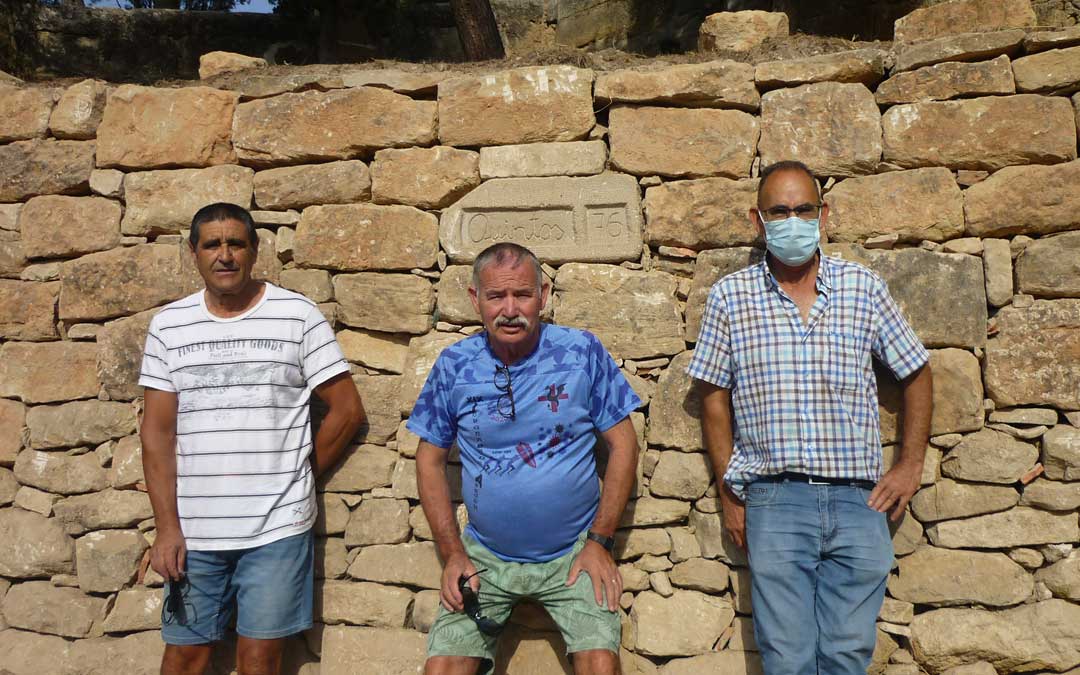 Uno de los equipos ha reconstruido un muro en la zona de los merenderos / Emma Falcón