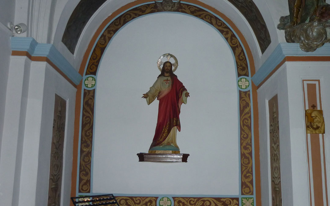 Los quintos se han encargado de pintar la capilla del santo, que se quemó durante la romería del 9 de septiembre de 2019 / Emma Falcón