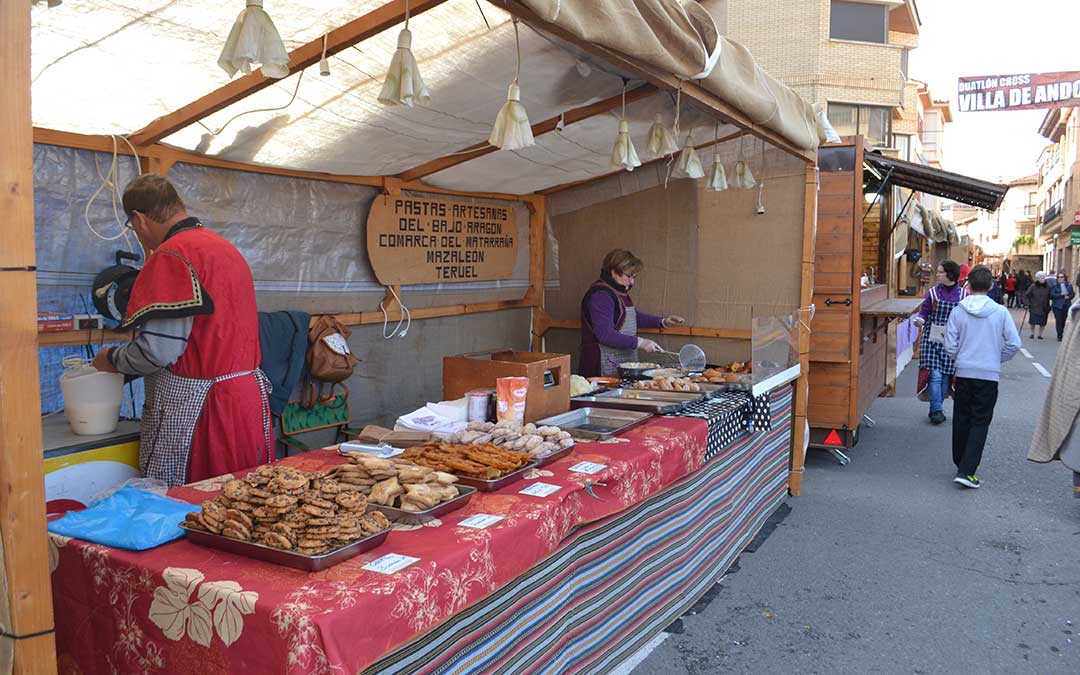 Puestos del mercadillo durante la celebración de Lakuerter Íbera de Andorra (imagen de archivo). /María Quilez