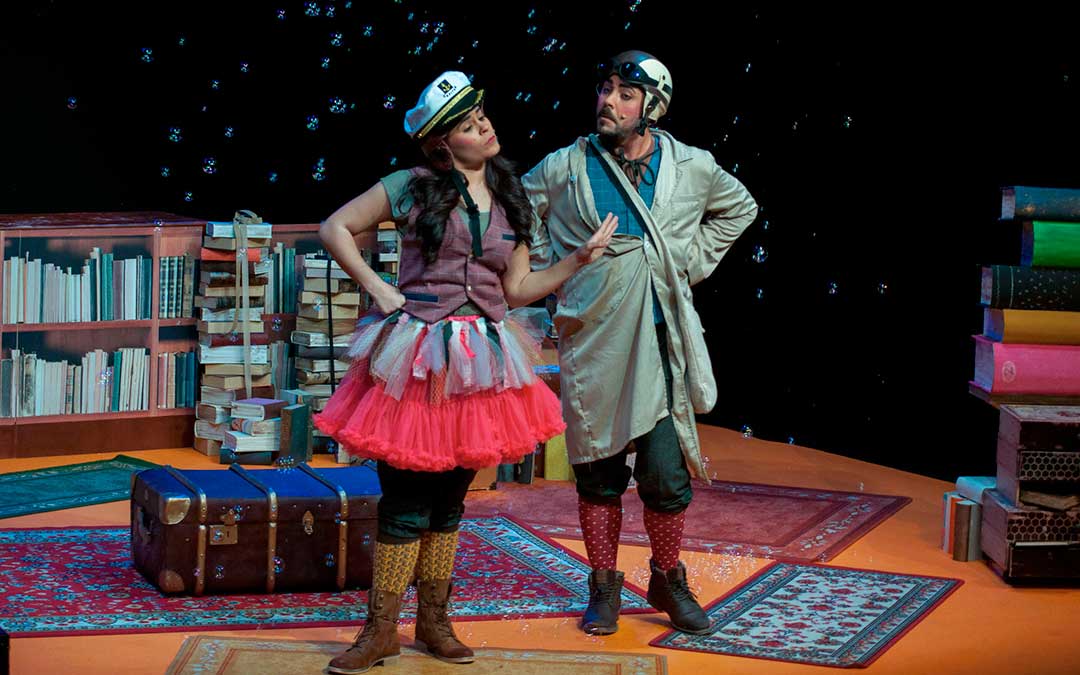 La compañía Kinser y su obra 'Y los sueños... libros son' abren el ciclo de teatro de la comarca Andorra-Sierra de Arcos. / Producciones Kinser