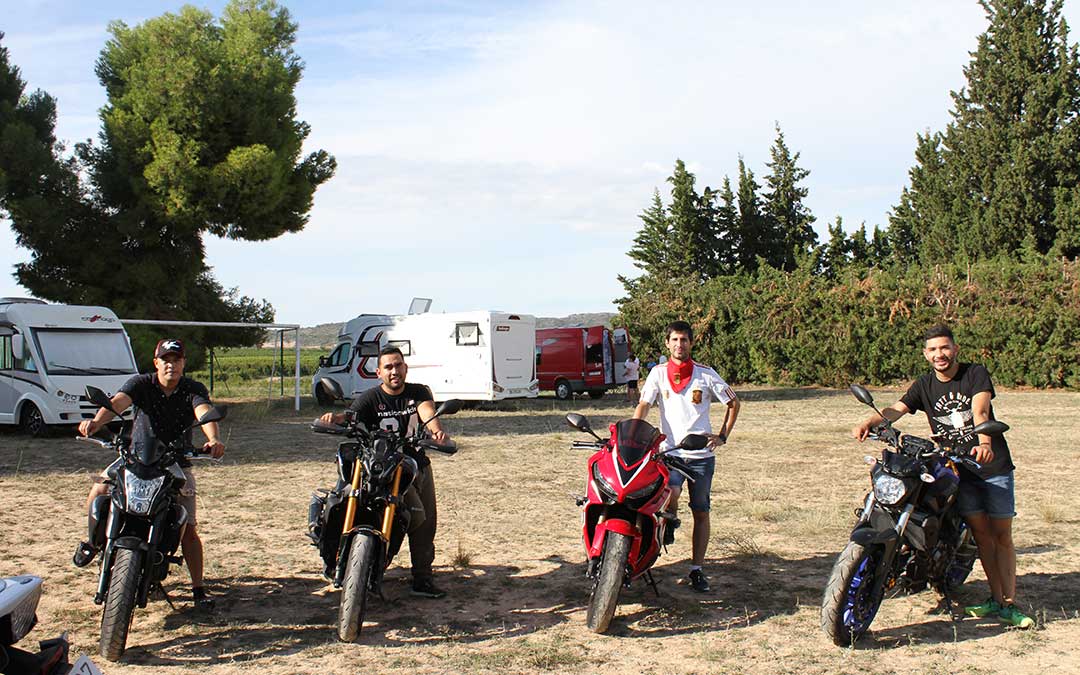 Diego y sus amigos dormirán por primera vez en el parking de Puigmoreno. /Laura Martínez
