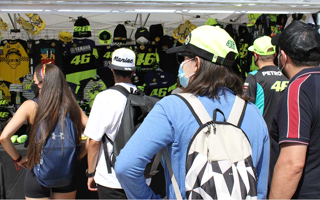 Los puestos de merchandising también han vuelto al circuito alcañizano. /Laura Martínez