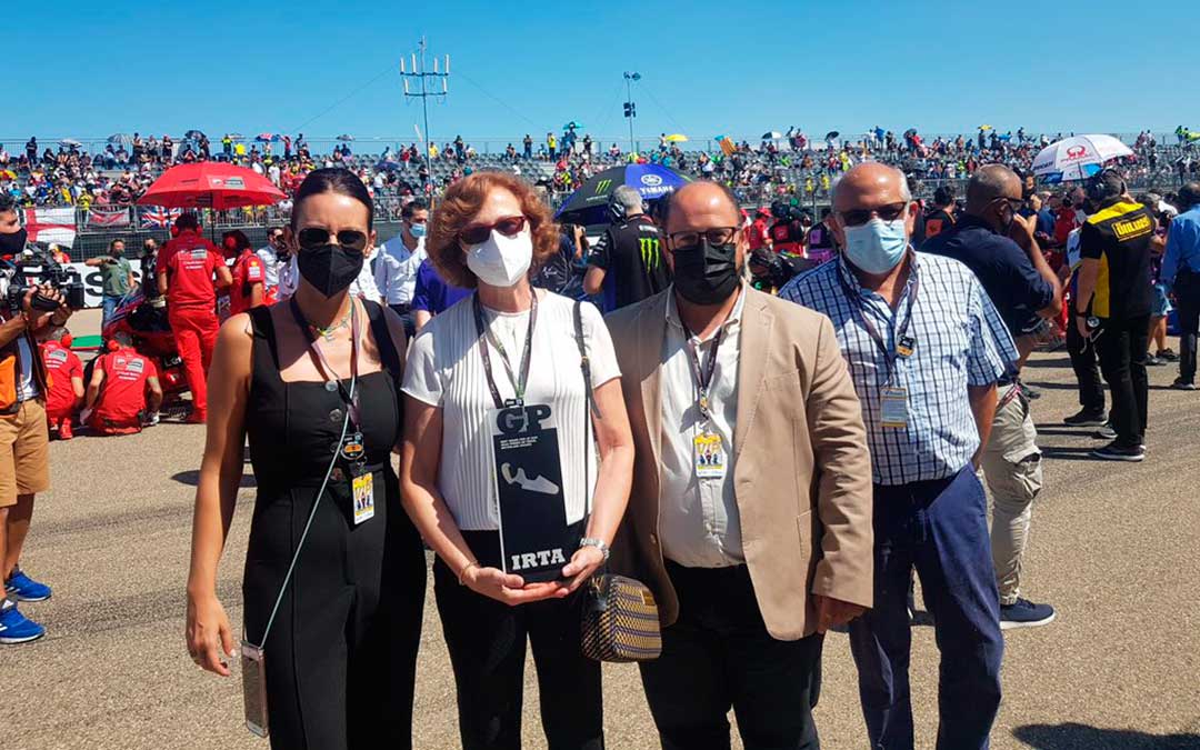 Pilar Molinero, directora del IAF, junto con el vicepresidente en de la DPT, Alberto Izquierdo, en la parrilla de salida minutos antes de empezar la carrera. / Diputación de Teruel